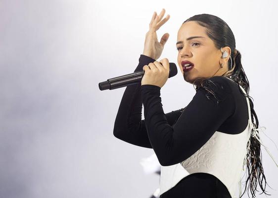 Rosalía, durante su concierto en Lollapalooza este domingo.