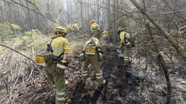 Bomberos trabajando en la extinción del incendio este miércoles en Castellón.