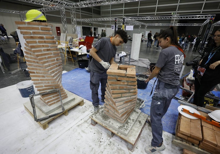 Alumnos del Centro Integrado Ciutat de L'Aprenent en la prueba de Edificación y obra civil, una de las disciplinas de exhibición.