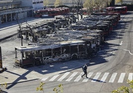 Autobuses calcinados en las cocheras de la EMT en diciembre de 2020.