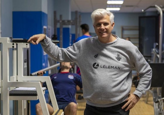 Fabián Muraco posando en el gimnasio junto a los jugadores del Conqueridor.