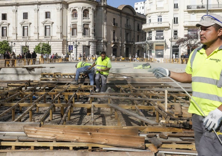 Detalle de las piezas de madera que se están retirando de la plaza del Ayuntamiento.