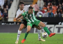 Sergio Canales luchando con Nico un balón en el Valencia-Betis de esta temporada.