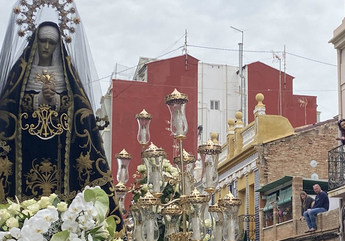 Imagen de una Dolorosa, en una procesión del Cabanyal.