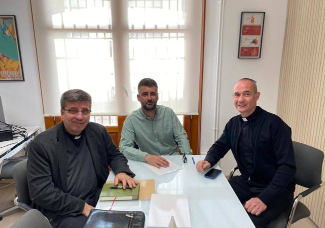 El concejal de Cultura Festiva, Pere Fuset, junto al rector y vicerrector de la Basílica de la Virgen, Juan Melchor (i) y Álvaro Almenar.