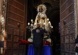 La Virgen de los Desamparados en la puerta de los Apóstoles de la Catedral.