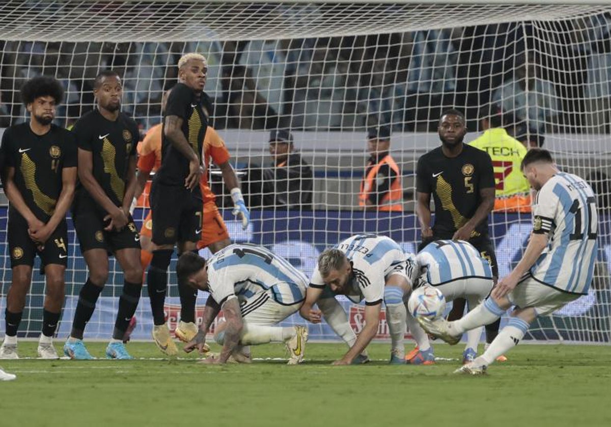 Messi lanza una falta en el amistoso entre Argentina y Curazao.