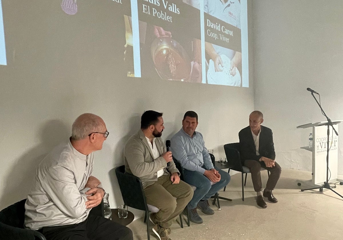 Momento de la tertulia con la que se presentó el libro en el Centro del Carme.