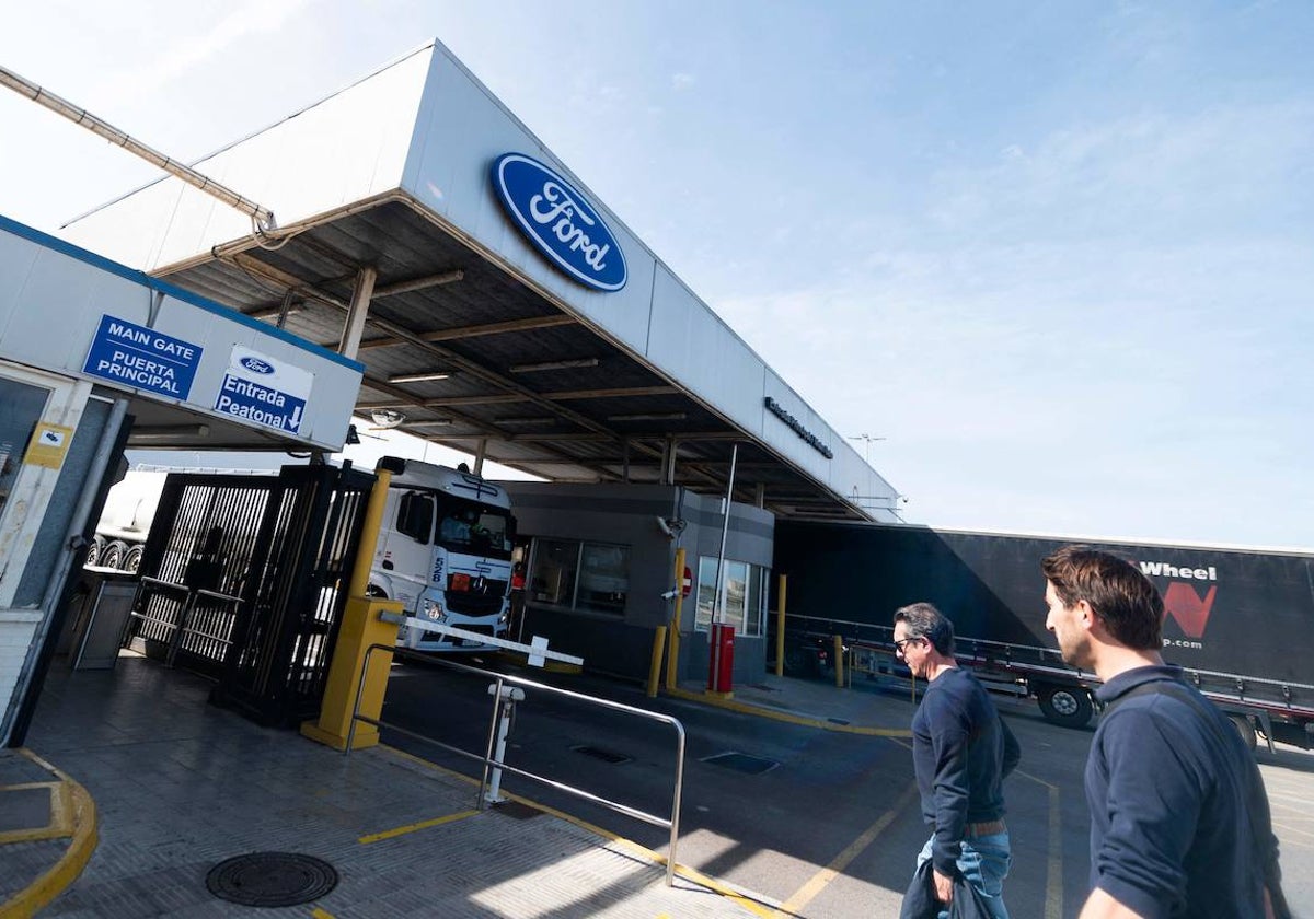 Trabajadores acceden a la factoría de Ford en Almussafes.