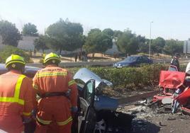 Dos bomberos del Consorcio Provincial actúan en un accidente de tráfico.