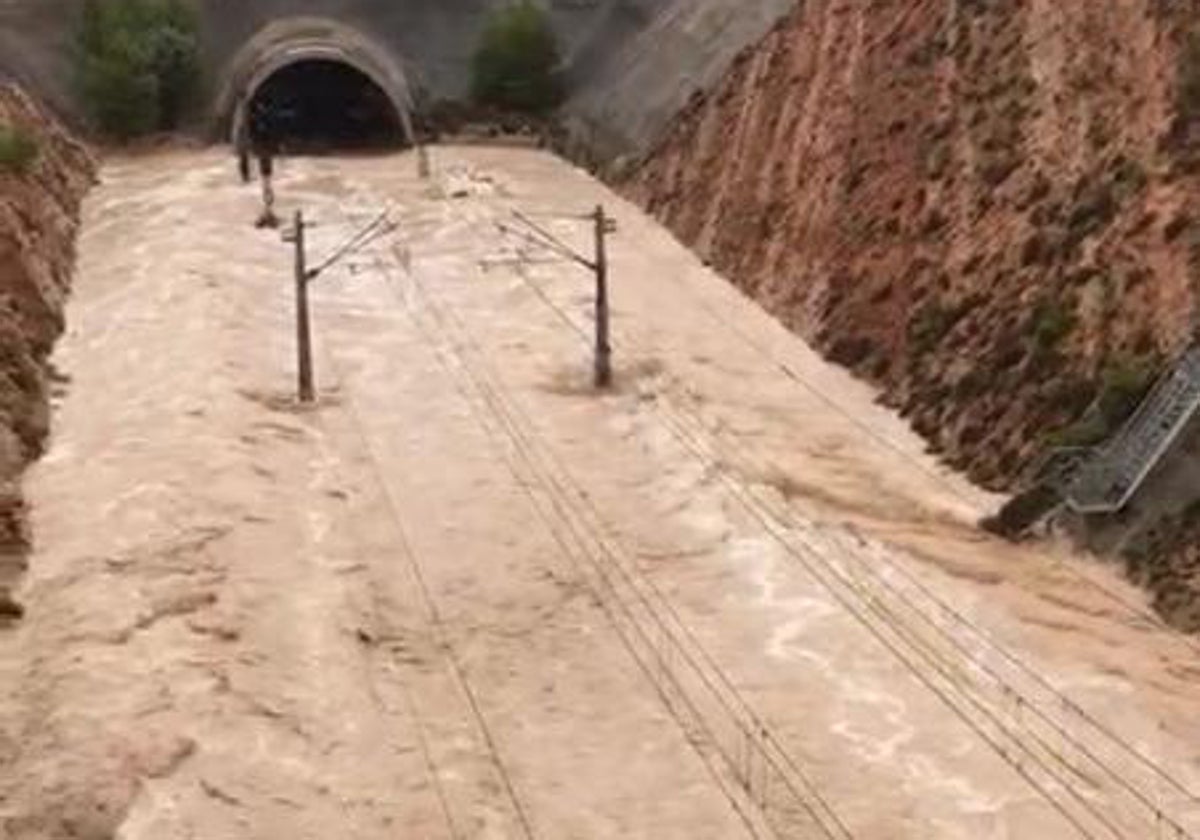 Imagen de las vías del tren inundadas en la DANA de 2019.