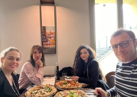 Imagen secundaria 1 - La tripulación de Air Nostrum, junto a la catedral de Milán. La comida en una pizzería antes de los últimos vuelos y la comandante Bellvís, de paseo por la ciudad. 