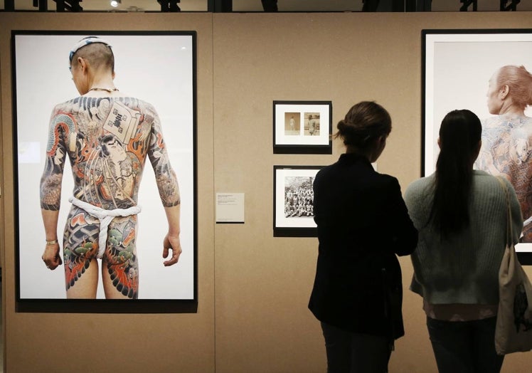 Piezas que reproducen tatuajes y se muestran en la exposición.