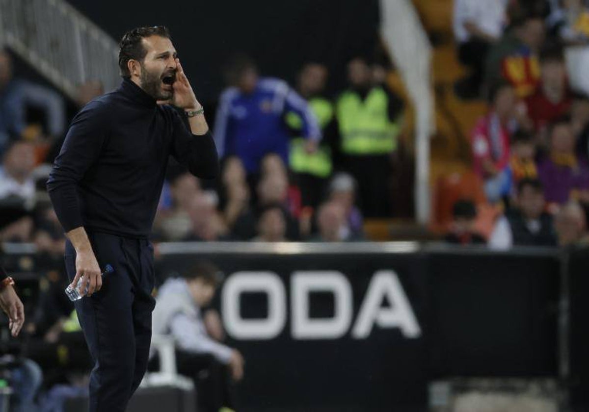 Baraja dando instrucciones en el partido en Mestalla ante Osasuna.