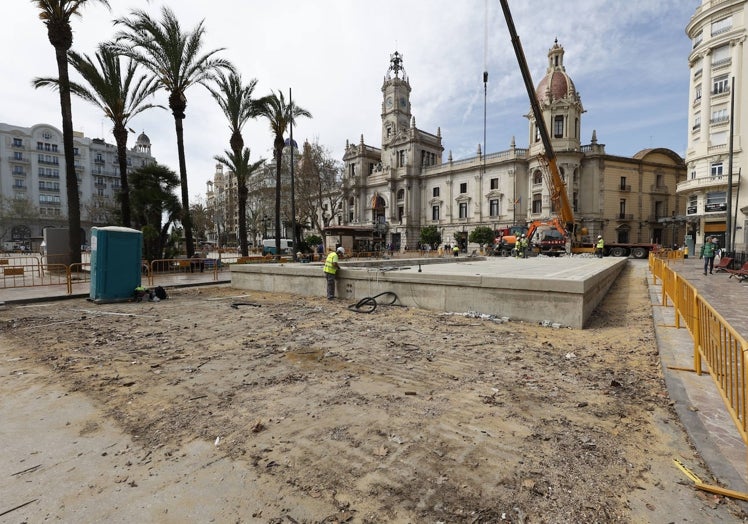 Pavimento de la plaza del Ayuntamiento sobre el que se instaló el Ágora del Diseño.