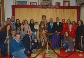 La Real Cofradía de Jesús en la Columna, con la nueva escultura de un romano.