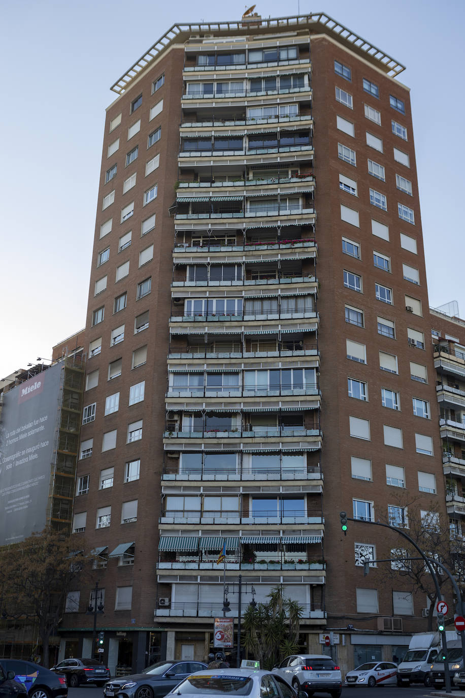 La Torre de Valencia, el edificio que recae hacia el cauce del Turia, encargado por la familia Gómez-Trenor y diseñado por el arquitecto Gutiérrez Soto.