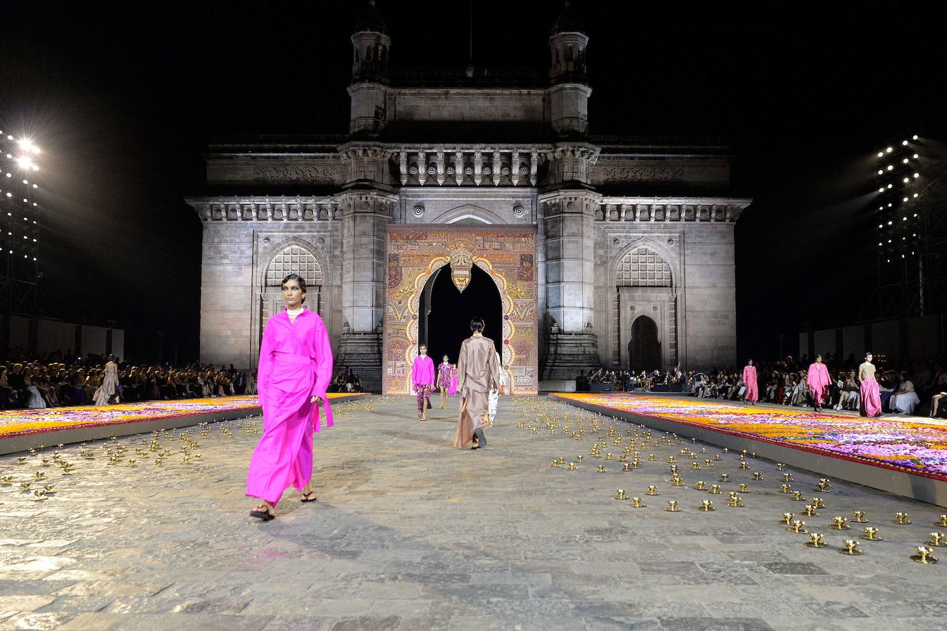 Así ha sido el desfile de Dior en Bombay: color, tradición y pedrería