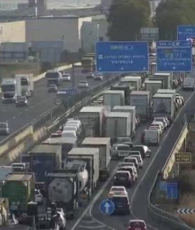 Imagen secundaria 2 - El camionero fallecido en ese punto; el accidente del autobús que se saldó con un fallecido y una de las retenciones habituales en el tramo.