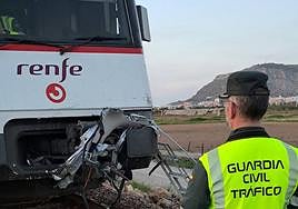 Restos del vehículo arrollado por el tren.