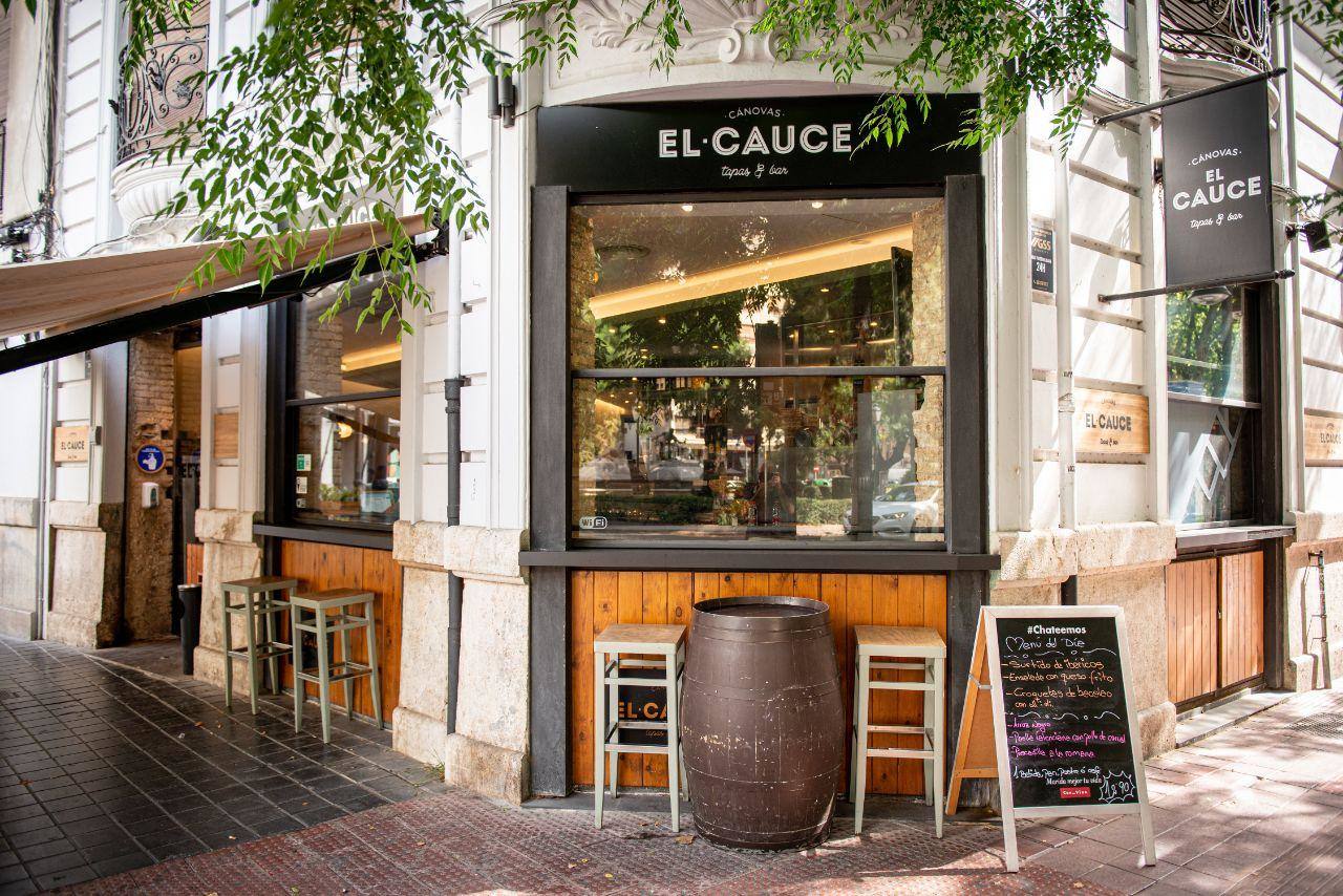 Imagen principal - Algunas de las propuestas gastronómicas de la Gran Vía Marqués del Turia.