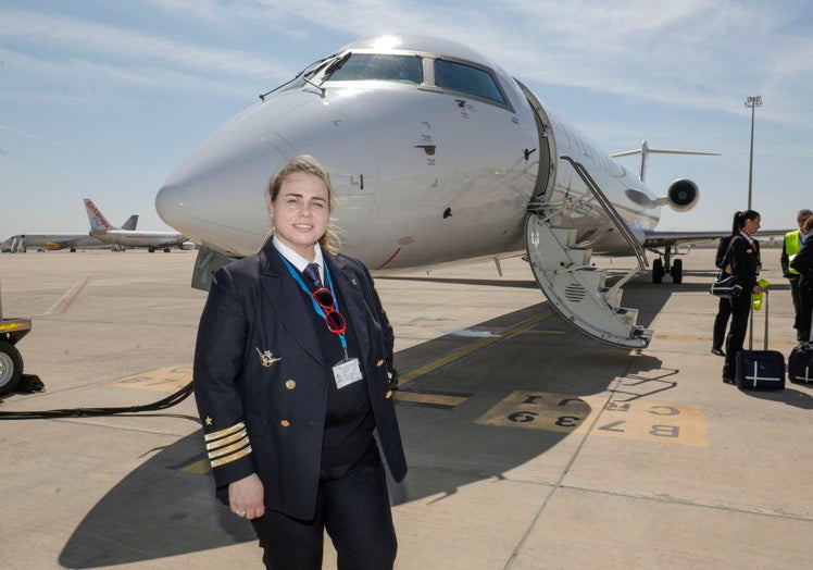 La comandante Sayo Bellvís, en Manises, tras pilotar un vuelo desde Ibiza.