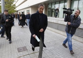 Eduardo Zaplana, junto a la Ciudad de la Justicia de Valencia.