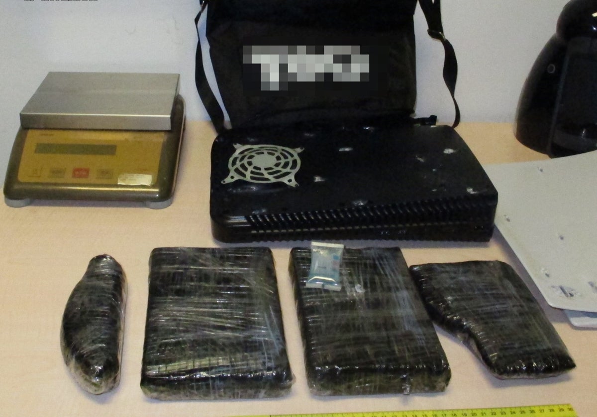 Los fardos con droga junto a la videoconsola decomisada por la Guardia Civil al sospechoso.