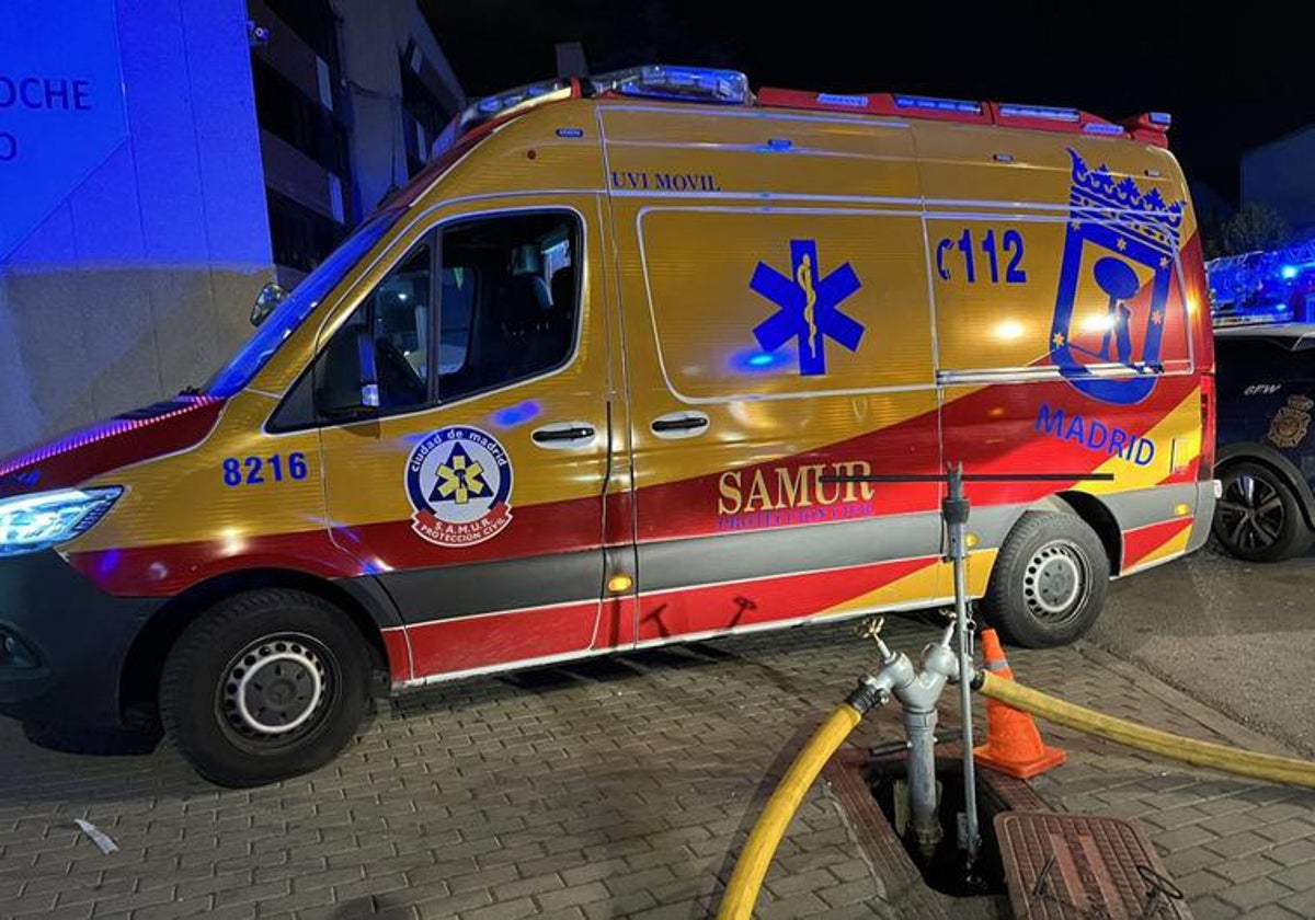 Imagen de la ambulancia del SAMUR, junto a un vehículo de la Policía Nacional.