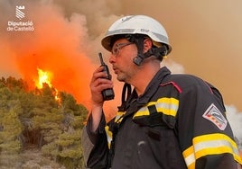 Un bombero de la Diputación de Castellón, durante las tareas de extinción de esta semana en el incendio de Villanueva de Viver.