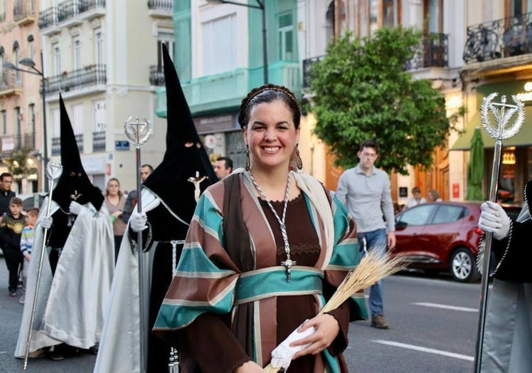 La vicealcaldesa de Valencia, Sandra Gómez, en la procesión del Santísimo Cristo de la Palmar.