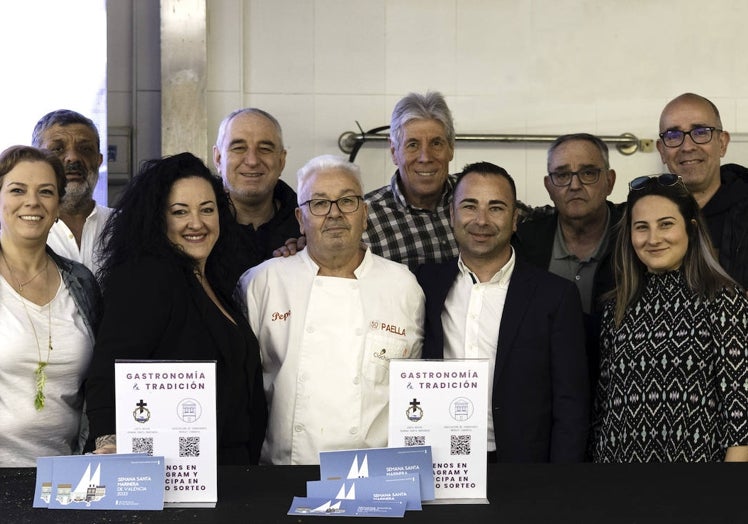 Carles Genís (abajo a la derecha) presidente de la Junta Mayor de la Semana Santa Marinera junto al resto de organizadores.