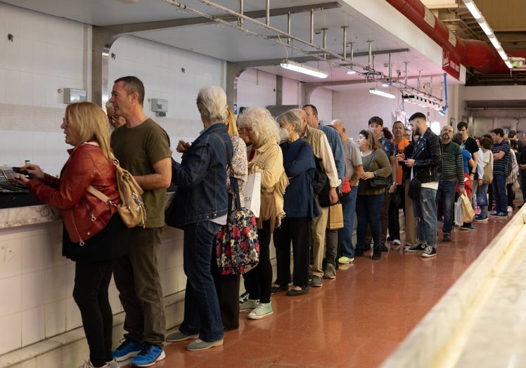 Público haciendo cola para probar los manjares.