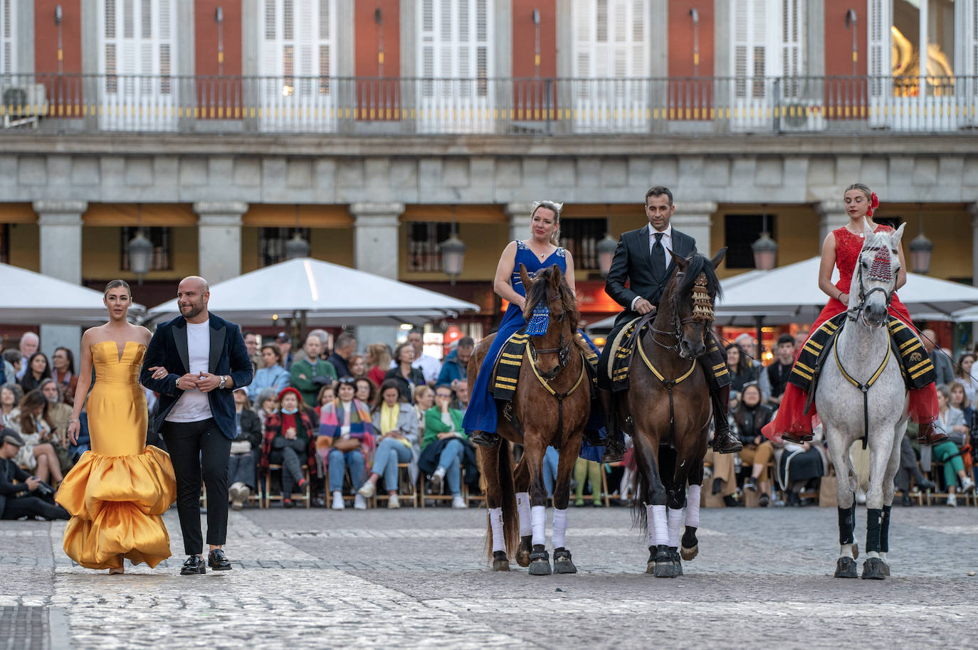 Imagen principal - Arriba, desfile de Alejandro Resta en la Plaza Mayor de Madrid. A la derecha, el grupo de la Academia de Gastronomía, en un viaje a Navarra.