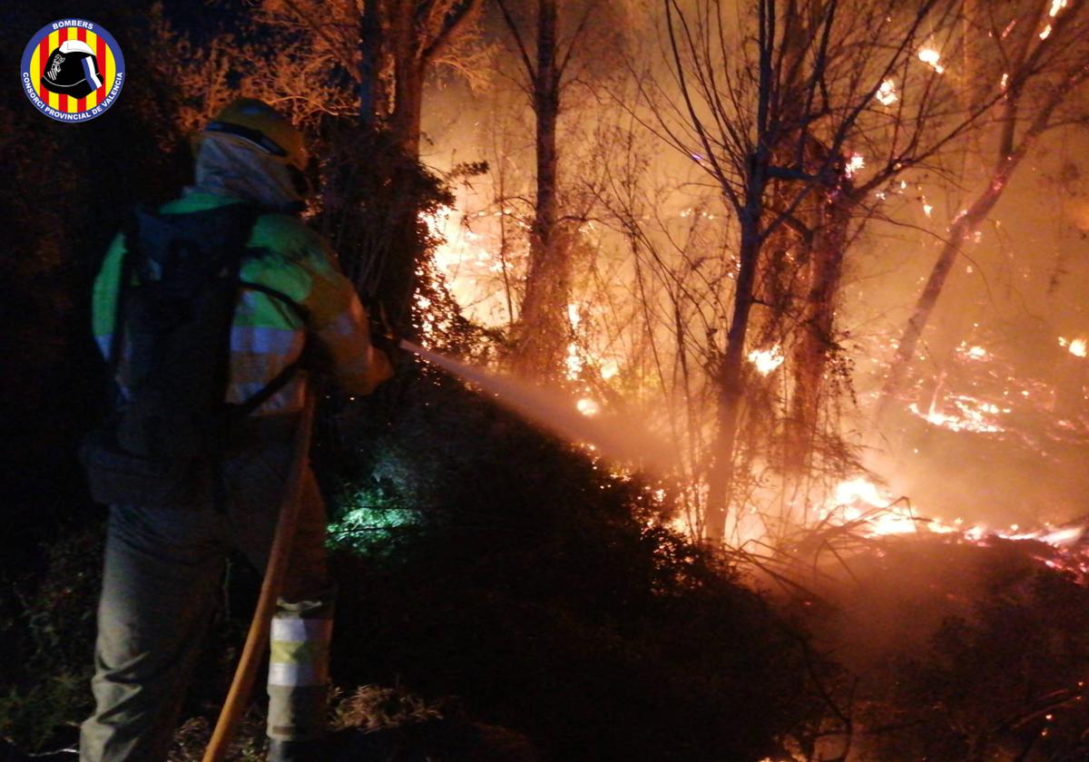 Bomberos, en el incendio de Godelleta.