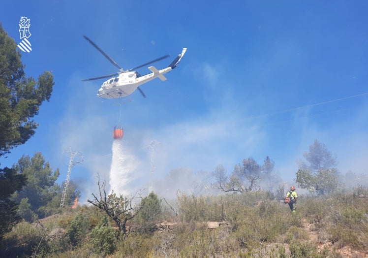 Un instante de las descargas contra el fuego en Estivella, cerca del camping Sierra Calderona.