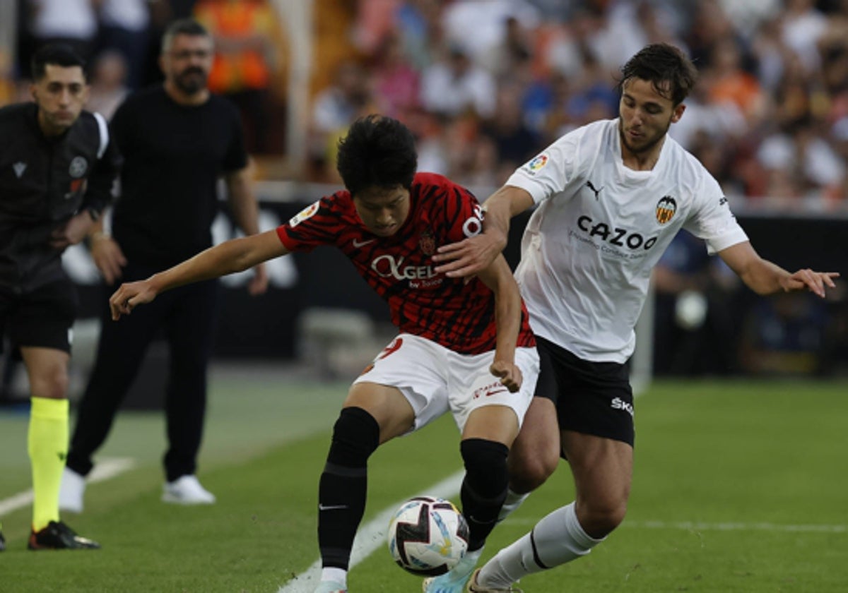 Nico González disputando un balón con Kang-In.