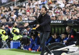 Rubén Baraja, pide orden a sus jugadores en el partido contra el Rayo.