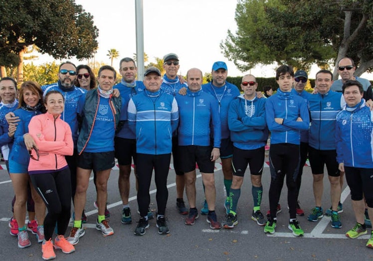 Varios socios del club corriendo durante una carrera.