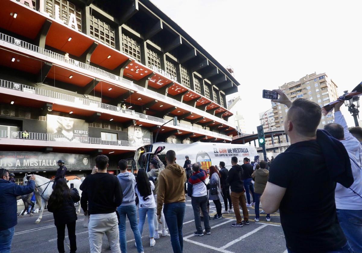 El autobús del Valencia, a su llegada a Mestalla.