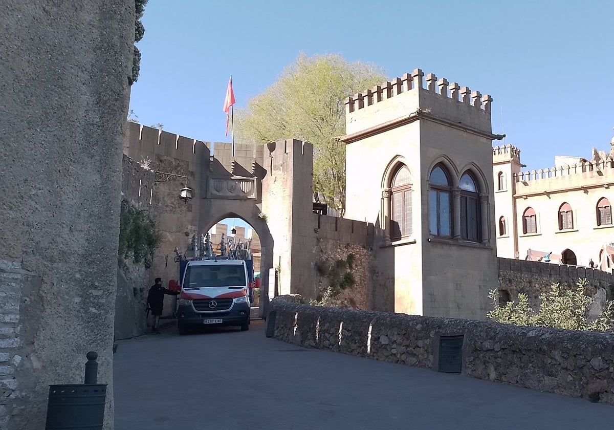 Operarios descargando material para el rodaje de este martes en el Castillo de Xàtiva.