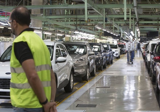 Un empleados en la planta de Ford Almussafes.