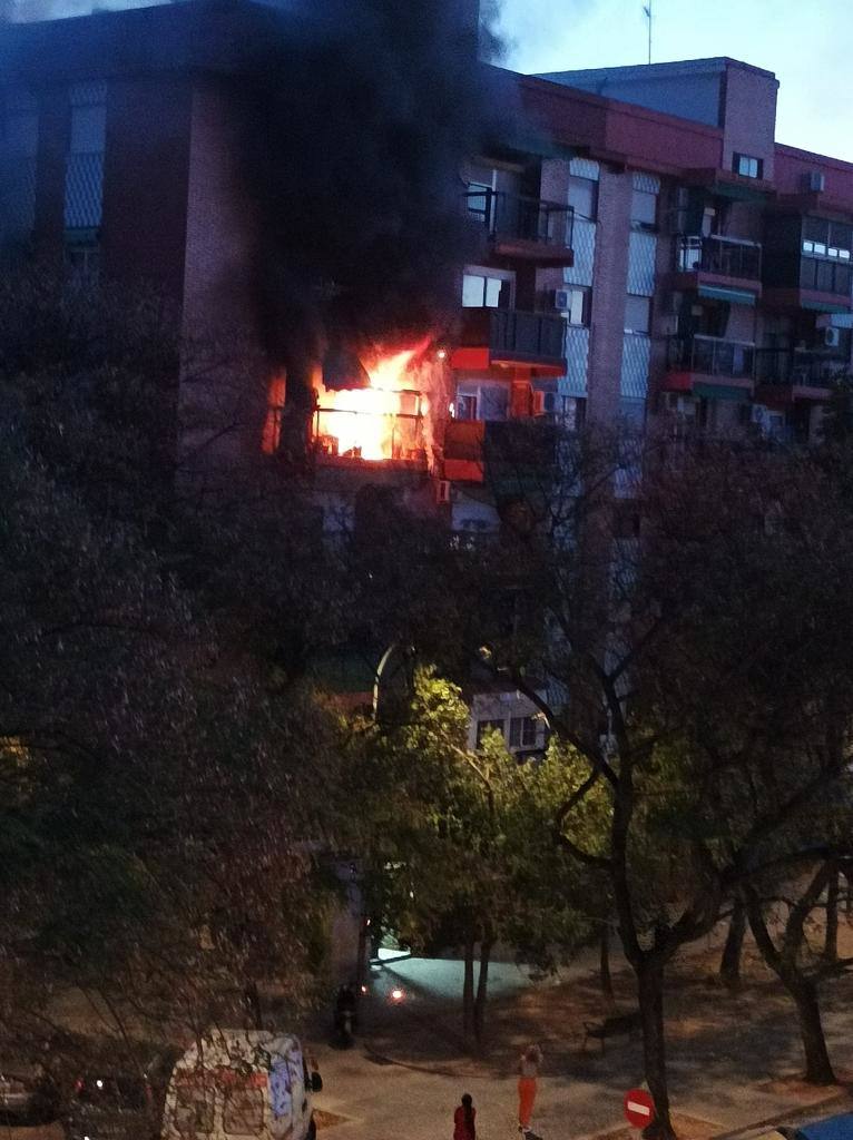 Tres personas mueren en un incendio en Valencia