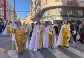 Fila de vestas de la hermandad de los Afligidos integrada por mujeres, con la incorporación de pequeños cofrades.