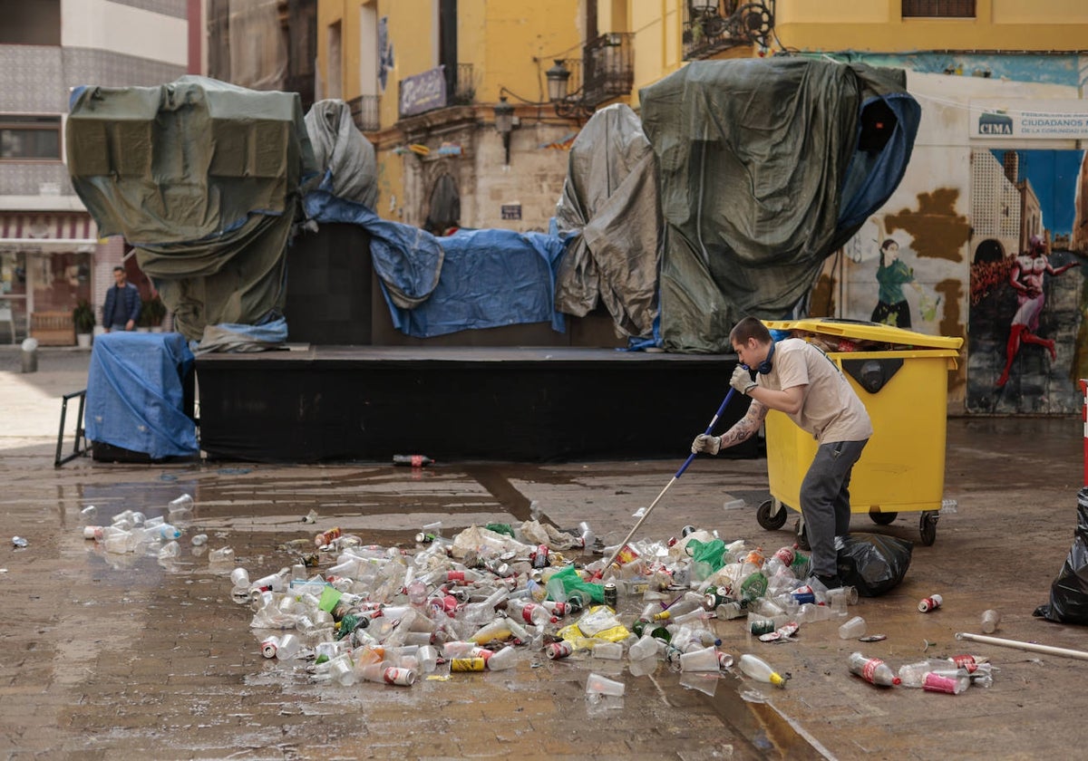 Recogida de basuras en una plaza del centro, tras las Fallas de este año.