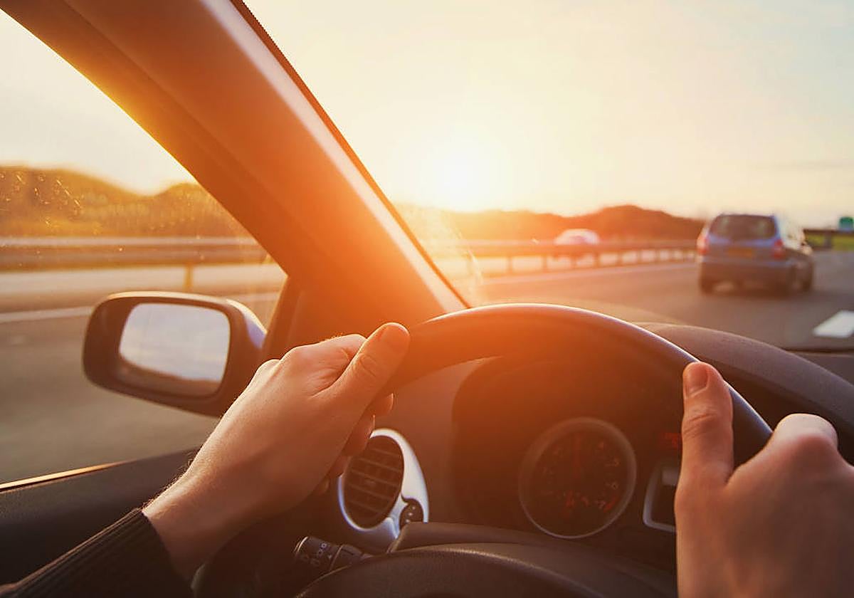 Una persona al volante.