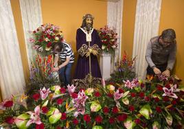 Pepe Carabal y Paco López revisan las flores de la decoración de la imagen de Jesús de Medinaceli.