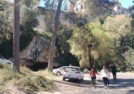 Un grupo de excursionistas junto al lugar desde donde se prohíbe el acceso.