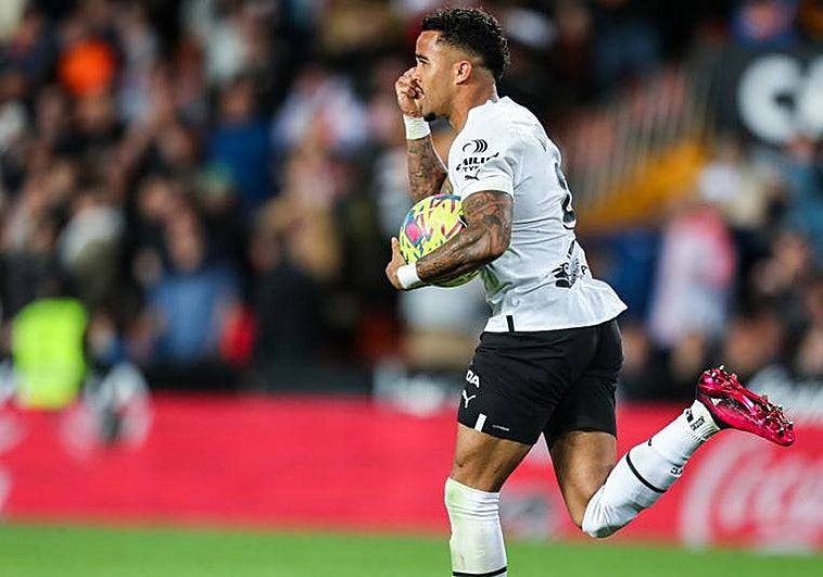 Kluivert cubre el vacío de Cavani