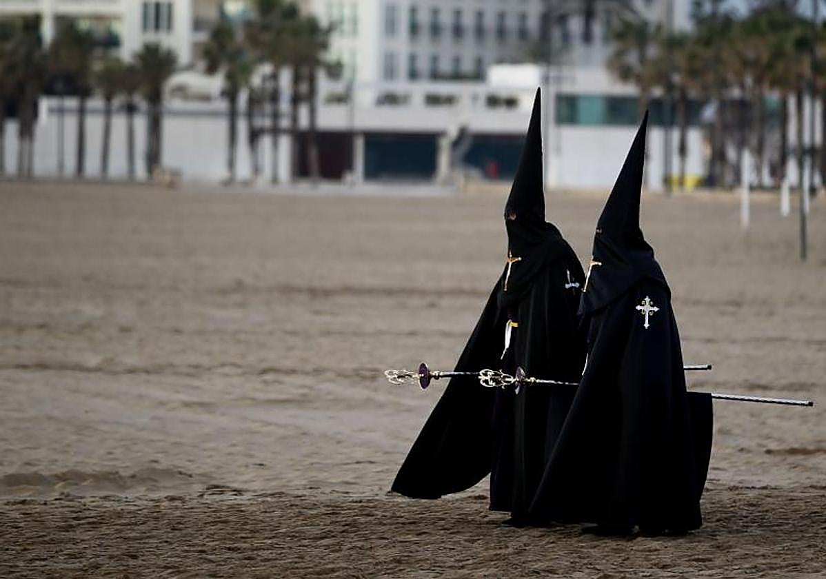 De la procesión a la playa en Valencia.